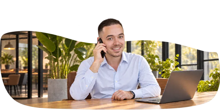 Danny van Lendiq in zijn kantoor, aan de telefoon.