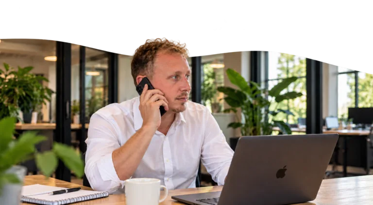 Davey van Lendiq in zijn kantoor, aan de telefoon.